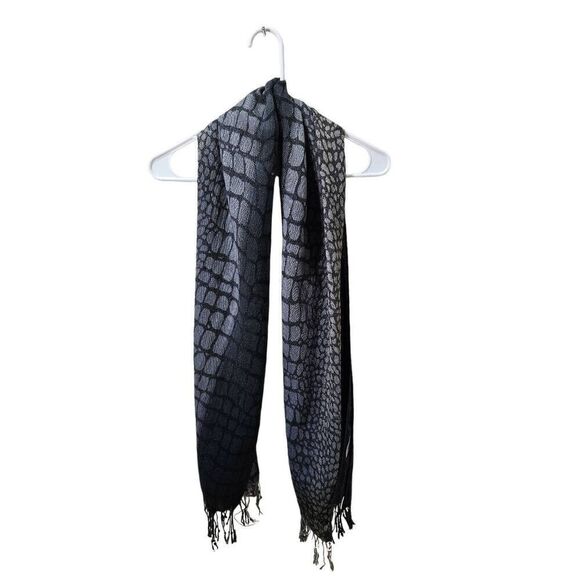 Gray and black scarf - Picture 3 of 8